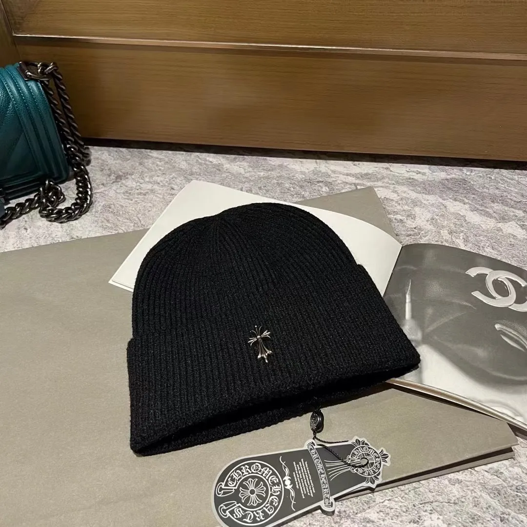 Crow Heart cashmere knitted hat